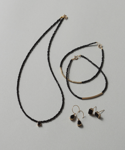 ピアス ペアシェイプオニキスフープピアス K10（両耳） レディースの画像