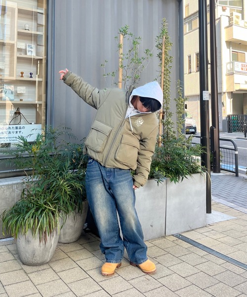 オリーブ色 ダウンジャケット エンブレム付き centimeter（センチメーター） ダウンジャケット ダウン Doodle logo