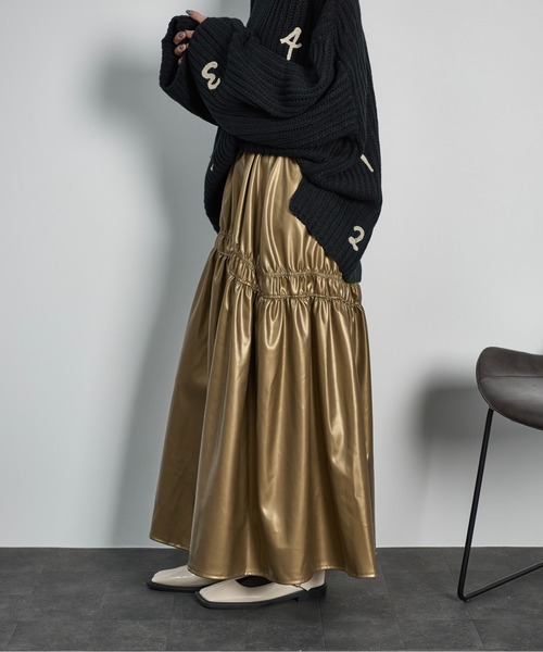 DT MaxMara ★ パテントレザー フレアスカート PONTIAC ブラック THE YOn（ザヨン）の「フェイクパテントレザーギャザーフレア