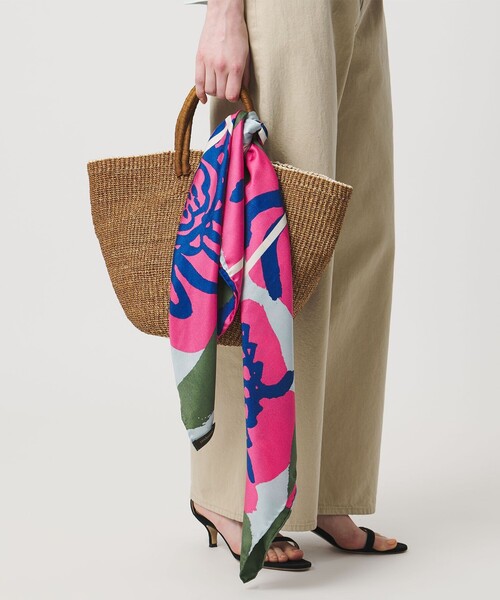 定価2万円！美品◎manipuri マニプリ　大判　シルクスカーフ　88センチ manipuri（マニプリ） scarf シルクスカーフ WINTER SWAN 88×88