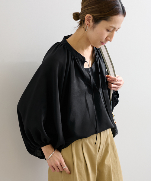 【1回使用/美品】FRAMeWORK ギャザーブラウス 24SS FRAMeWORK - 未使用 FRAMeWORK 刺繍ギャザーブラウスの通販 by