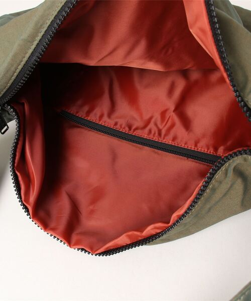 「UNIVERSAL OVERALL」 メッセンジャーバッグ ONESIZE ブラック レディース_画像5