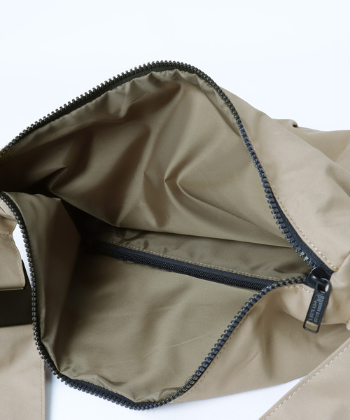 「UNIVERSAL OVERALL」 メッセンジャーバッグ ONESIZE ブラック レディース_画像7