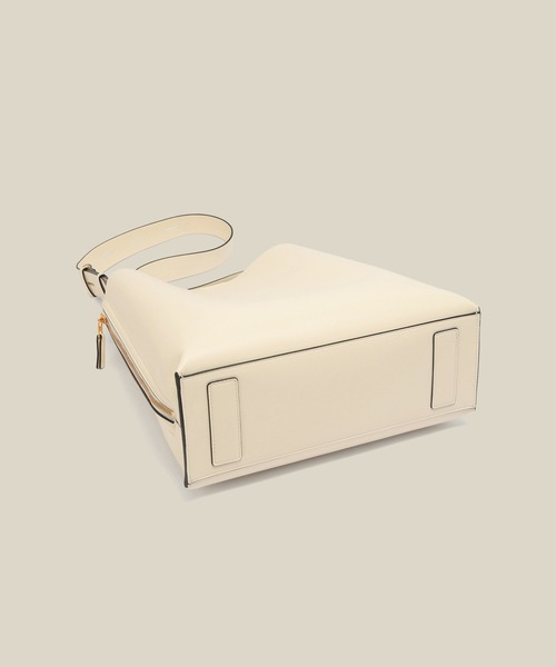 未使用近　新作　E'POR  W BAG Medium  ホワイト  ショルダー E'POR（エポール） ショルダーバッグ バッグ 「E'POR」Y BAG Shoulder
