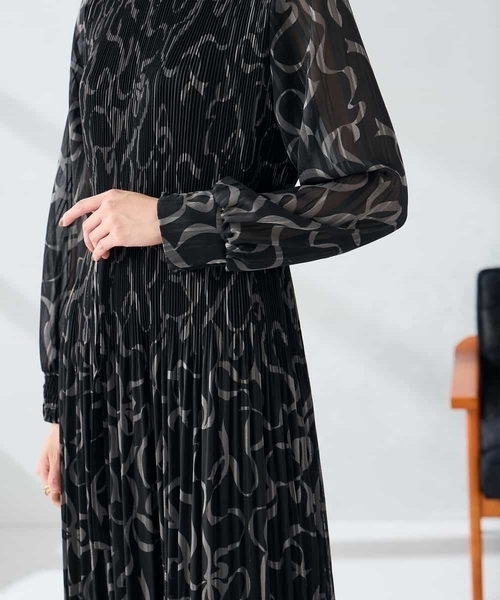 アー・ヴェ・ヴェ（a．v．v）/ランダムプリーツワンピース a.v.v（アー・ヴェ・ヴェ） ワンピース ランダムプリーツワンピース