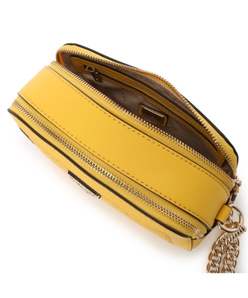 GUESS ショルダーバッグ イエロー Guess（ゲス）の「CHARLESTOWN Mini Crossbody クロスボディ