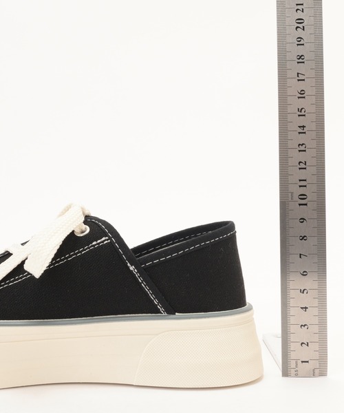 ［新品］ VIVAIA/YANKAブラック ラウンドトゥ レースアップスニーカー 新品］ VIVAIA/YANKAブラック ラウンドトゥ レースアップスニーカー