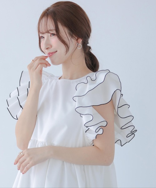 【新品タグ付き】fitmore ラッフルスリーブペプラムブラウス セール】ラッフルスリーブペプラムブラウス（シャツ/ブラウス