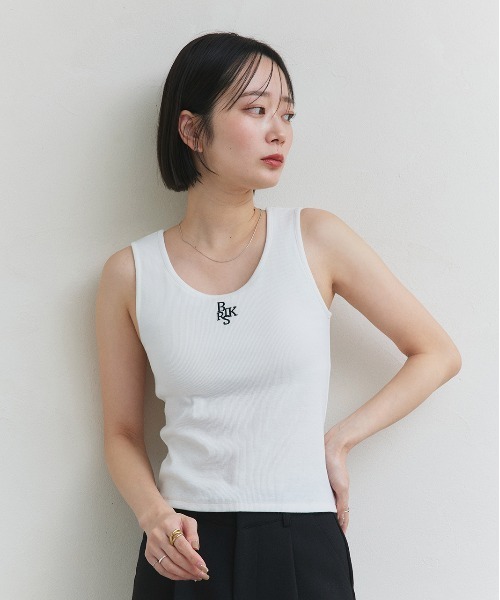 ad thie（アドティエ） タンクトップ ノースリーブ カップ付き ロゴ