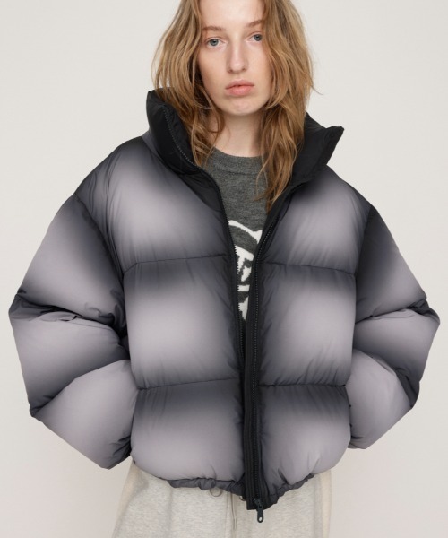 新品 ★ V12 ふわふわ ジャケット ブルゾン 防寒 アウター SLY ブルゾン アウター 「2025AW」FADED PRINT PUFFER JK