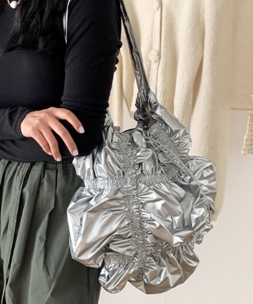 ショルダーバッグ・ポシェット TYPESERVICE Glossy Shirring Hobo Bag Gray Render Shoulder Bag In Polished Leather - Light Grey – HOBO