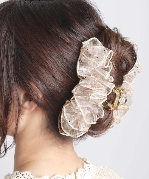ホワイト花柄ヘアクリップ ストーン付き Flowering（フラワーリング） ヘアクリップ ラインストーン×フリル