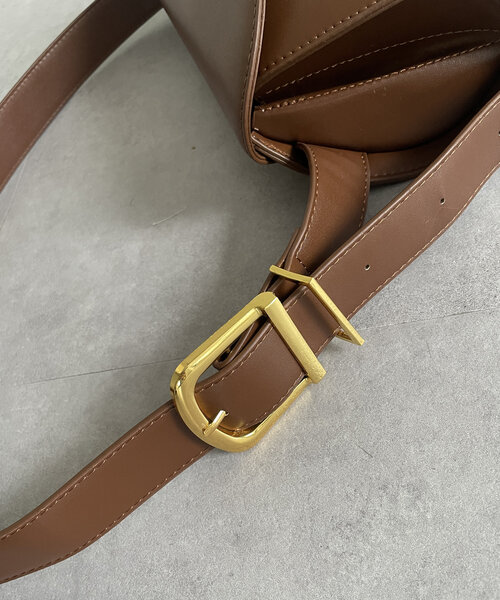 Thevon（ゼヴォン） ショルダーバッグ バッグ 横長フラップショルダー