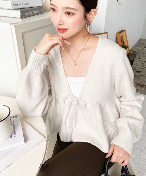 moment+ カーディガン フロントリボンフリルペプラムニット