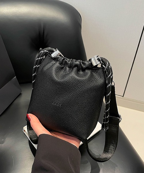黒　ポシェット　サコッシュ　巾着bag カバンの中身を入れ替えるの面倒」問題、巾着サコッシュで解決だよ