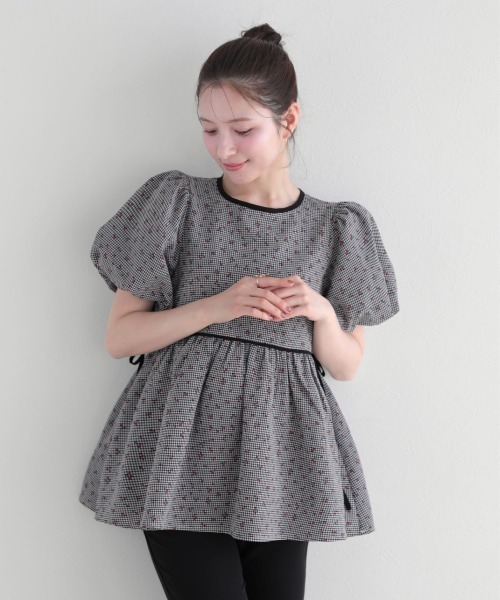 fitmore バルーン袖チェリーチェックペプラムトップス　ブラック Fit more（フィットモア） バルーン袖チェリーチェックペプラム