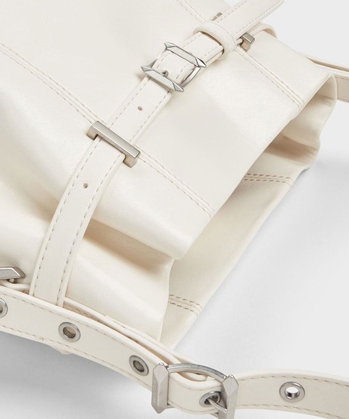 CHARLES & KEITH◆Bryna ベルトバックル バックパック◆送料込 CHARLES & KEITH Bryna ブライナ ベルトバケットバッグ （Cream