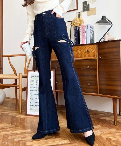 新品　サイドリボンカットアウトフレアデニムパンツ　リボンデニム INGNI（イング）の「【WEB限定】サイドリボンカットアウトフレア