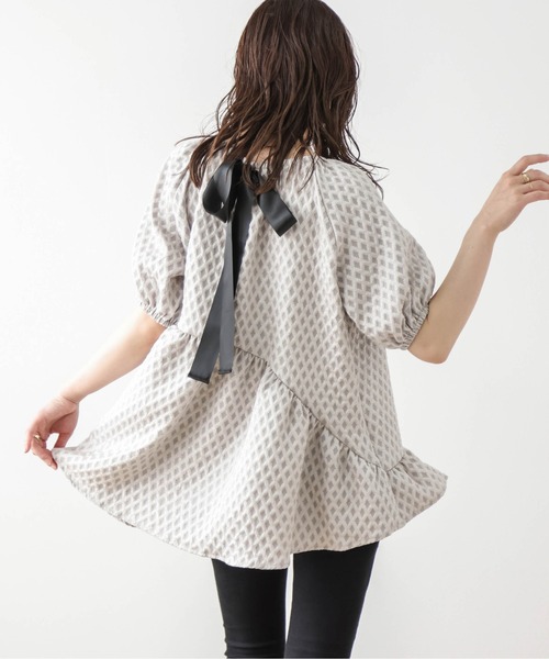 【新品】　ジャスグリッティー　バックリボンペプラムブラウス　白 美品❤︎ JUSGLITTY バックリボンペプラムブラウス Mサイズ