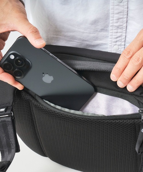 incase（インケース） ショルダーバッグ Tracks Sling メンズ