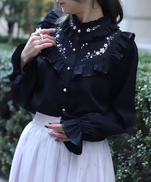axes femme（アクシーズ ファム） ブラウス シャツ 桜刺繍スタンド