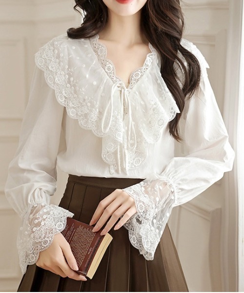 ＆soiree（アンドソワレ） ブラウス シャツ Vネックレースフリルリボン