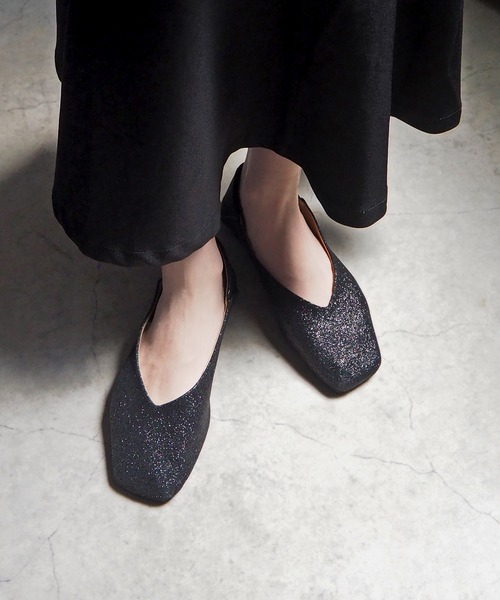 minia パンプス 斜めワイドスクエアトゥのVカットフラット