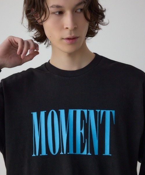 AZUL BY MOUSSY（アズールバイマウジー） tシャツ MOMENTグラフィック