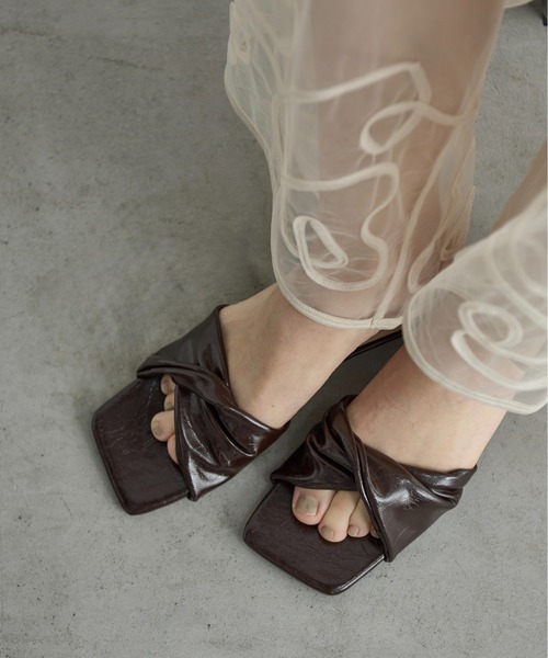 新品未使用 パテントレザー サンダル パテント レザースタッズサンダル - ブラウン | CHARLES & KEITH