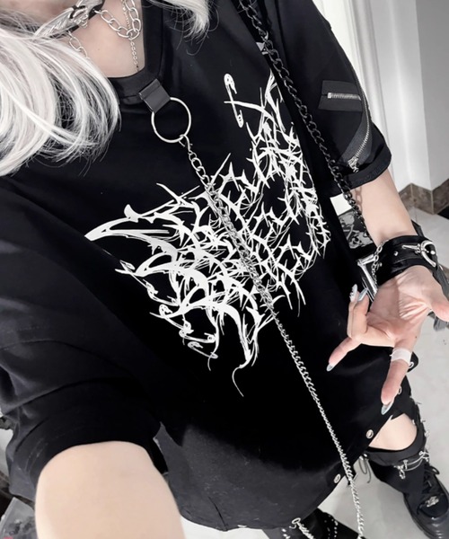 tシャツ A'GEM/9 × .kom「TricuspidC/トライカスピッドシー」チェーン付きプリントTシャツ レディース メンズの画像