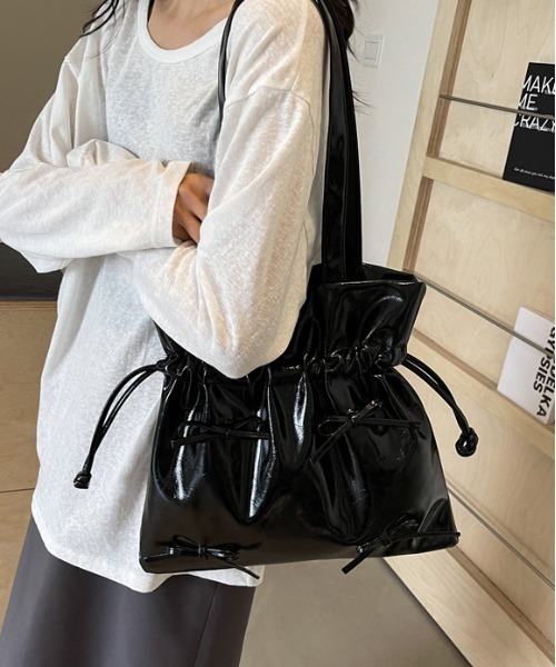 韓国デザイン レザーハンドバッグ 巾着 牛革 ロック付ショルダー コンパクトで大容量!工房手造りの巾着ショルダーバッグ 国産型