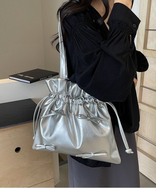 韓国デザイン レザー巾着ミニショルダーバッグ シルバーBAG 羊皮 ショルダーバッグ バッグ 2WAY PU 巾着ミニショルダー