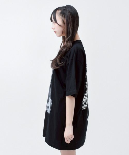 TRAVAS TOKYO kill ribbon Tシャツ黒 TRAVAS TOKYO（トラバス トウキョウ）の「Kill ribbons BIG Tee/総柄