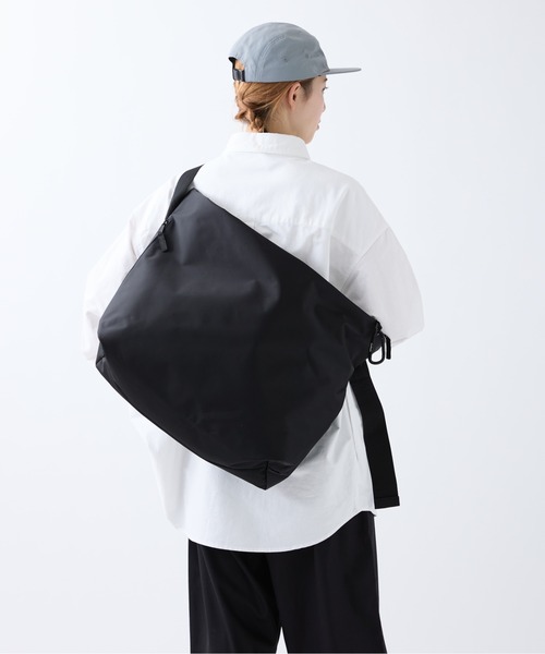 【美品】meltum メッセンジャーバック BLACK meltum ショルダーバッグ SOFT SHELL MESSENGER BAG / ソフト