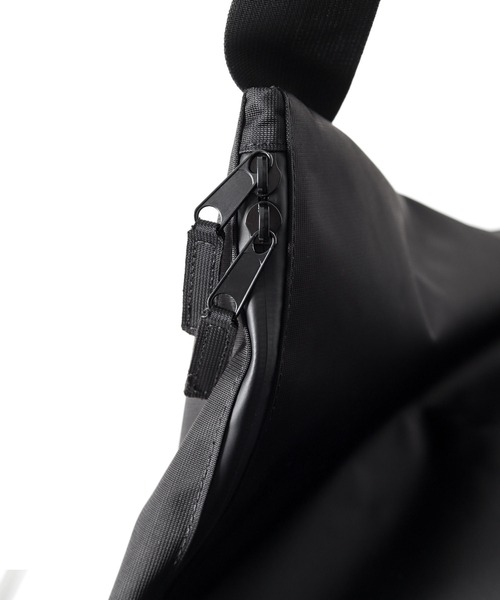 【美品】meltum メッセンジャーバック BLACK meltum ショルダーバッグ SOFT SHELL MESSENGER BAG / ソフト