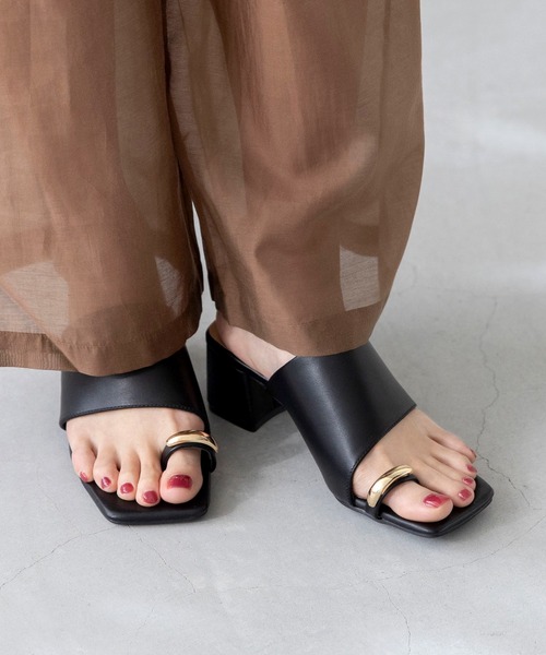 定価6万 美品 【ヴィチーニ】トングサンダル 38 黒 レザー ゴールド welleg（ウェレッグ） サンダル スクエアトゥ ゴールドモチーフ トング