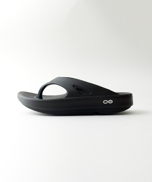 「OOFOS」 フラットサンダル 4 グレイッシュベージュ レディース_画像3