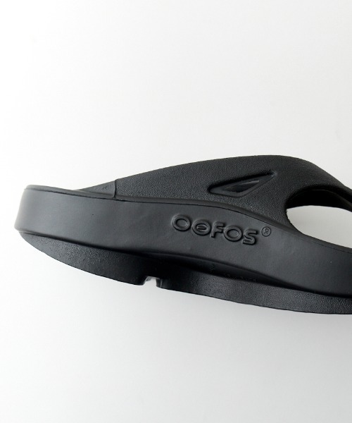「OOFOS」 フラットサンダル 4 グレイッシュベージュ レディース_画像4