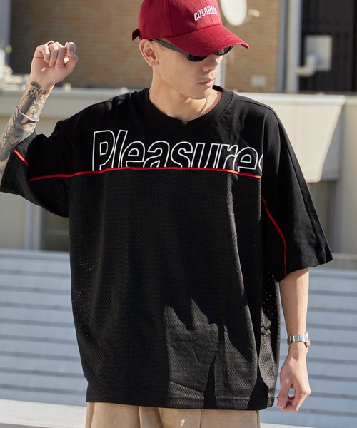 PLEASURES（プレジャーズ） tシャツ クルーネックス フットボールT 