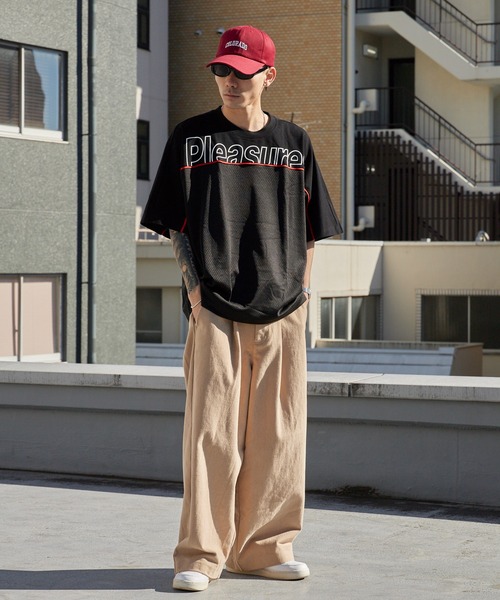 PLEASURES（プレジャーズ） tシャツ クルーネックス フットボールT