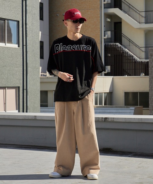 PLEASURES（プレジャーズ） tシャツ クルーネックス フットボールT 