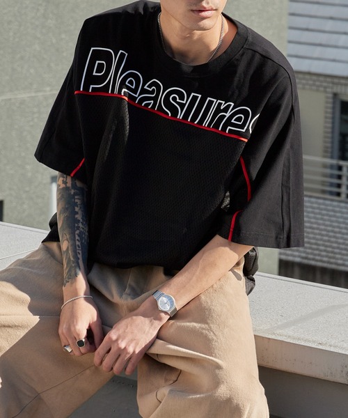 PLEASURES（プレジャーズ） tシャツ クルーネックス フットボールT