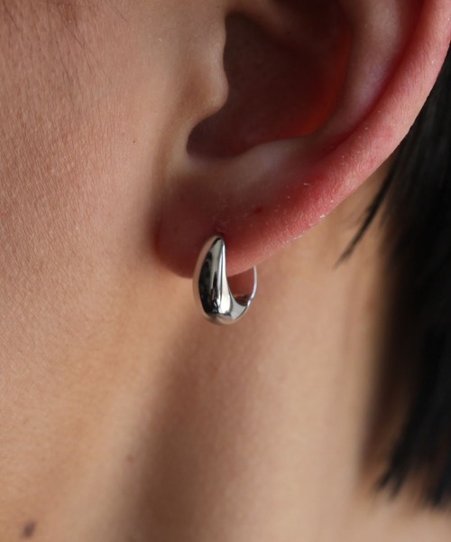 TOMWOOD ピアス Tom Wood Bao ピアス M | シルバートーン | FARFETCH JP