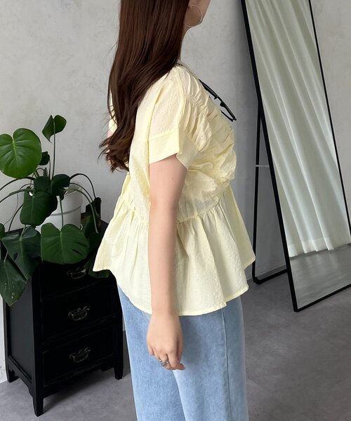 新品未使用 プロズヴェール♡パールボタンシャーリングペプラムブラウス M セール】パールボタンシャーリングペプラムブラウス（シャツ