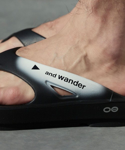 and wander（アンドワンダー） ウーフォス oofos スポーツサンダル