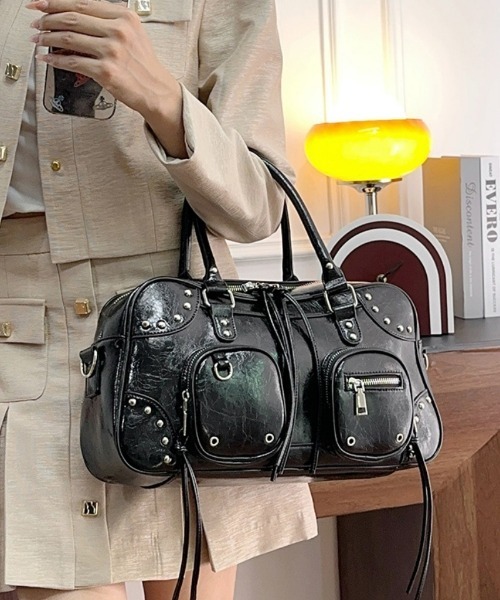 ショルダーバッグ バッグ スタッズ使いレザーライクボストンバッグ