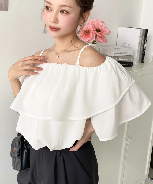 美品✨VIRINA ブラウス フリルショルダー 半袖 2024ss ホワイト コーディネートの主役になる、1枚で着映えする“フリルショルダー