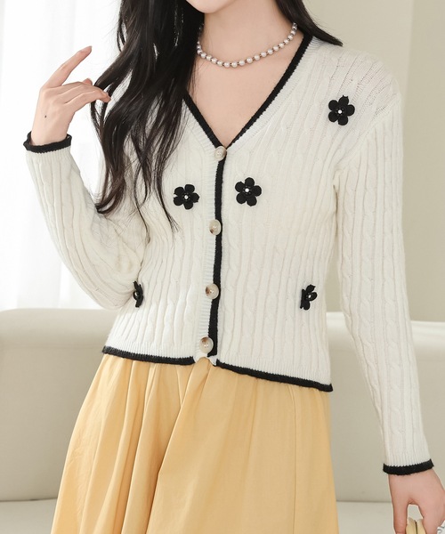 花モチーフ付きクリーム色ニットカーディガン Lace Ladies（レースレディース） カーディガン 花モチーフ付き V