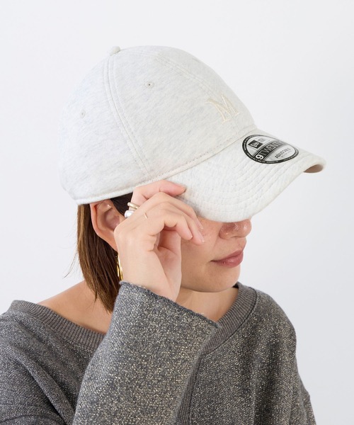 ： × NEW ERA コラボ 9FORTY 白キャップ 刺繍​ NEW ERA（ニューエラ） キャップ 帽子 「NEW ERA×MICA＆DEAL」”M”ロゴ