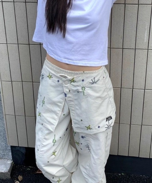 ロゴパッチワイドレッグカーゴパンツ Achic カーゴパンツ ワイドレッグカーゴパンツ レディース